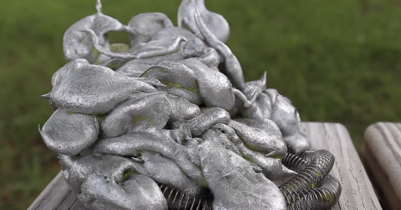 Illustration for article titled What happens when you pour molten aluminum into a lava lamp